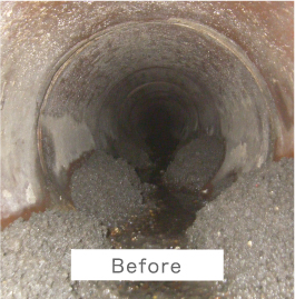 清掃前の下水道管の写真